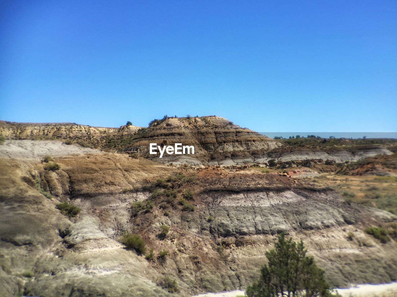 SCENIC VIEW OF ROCK FORMATIONS AGAINST CLEAR BLUE SKY