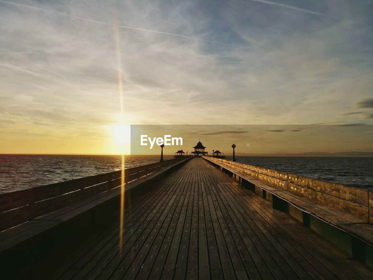 SCENIC VIEW OF SEA AGAINST SUNSET SKY