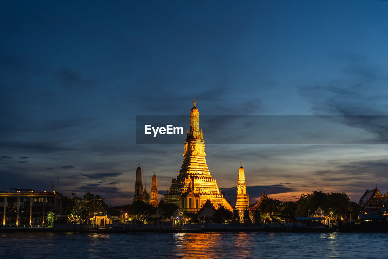 Wat arun at sunset - bangkok thailand