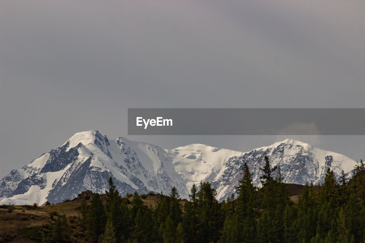 SNOWCAPPED MOUNTAIN AGAINST SKY
