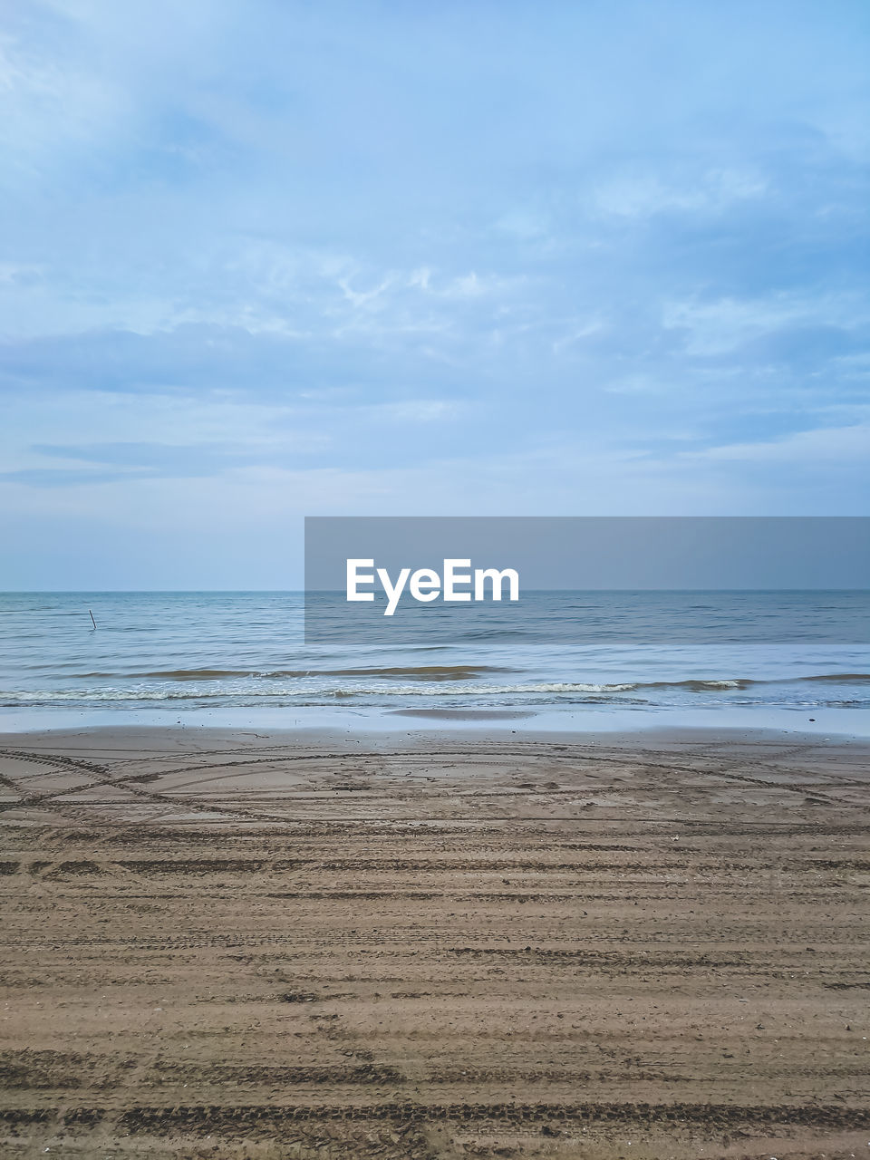 SCENIC VIEW OF SEA SHORE AGAINST SKY