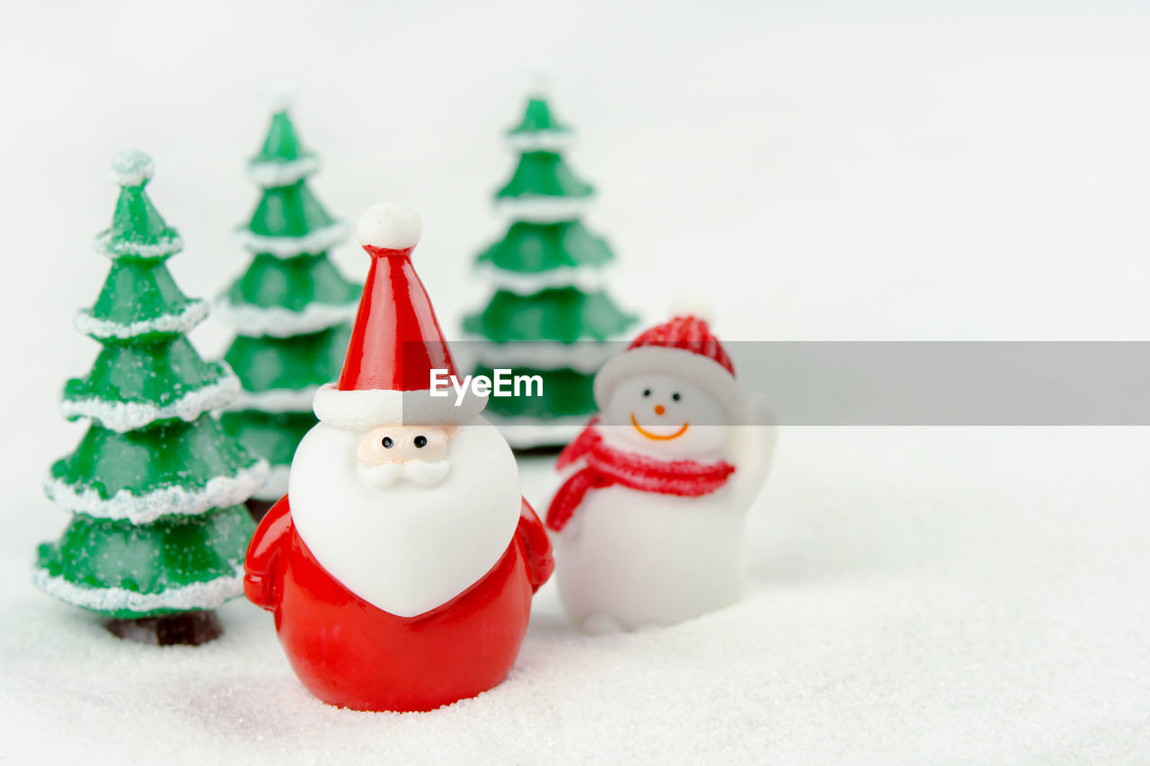 CLOSE-UP OF CHRISTMAS DECORATION ON SNOW