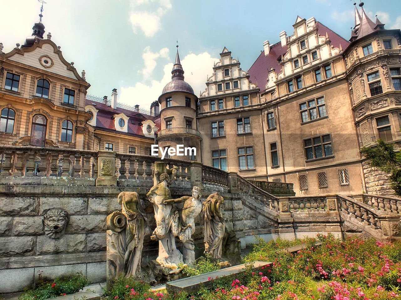 STATUE IN FRONT OF HISTORICAL BUILDING