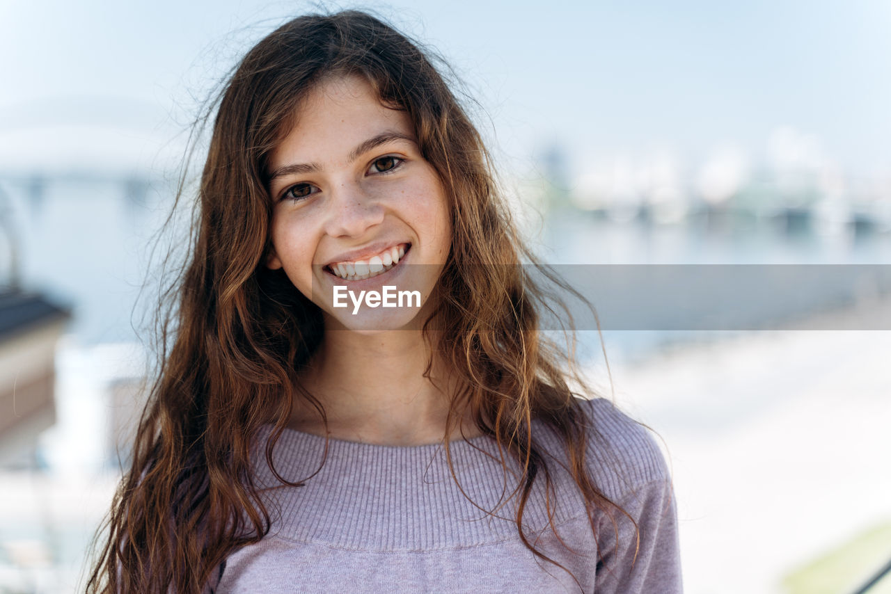 PORTRAIT OF HAPPY YOUNG WOMAN