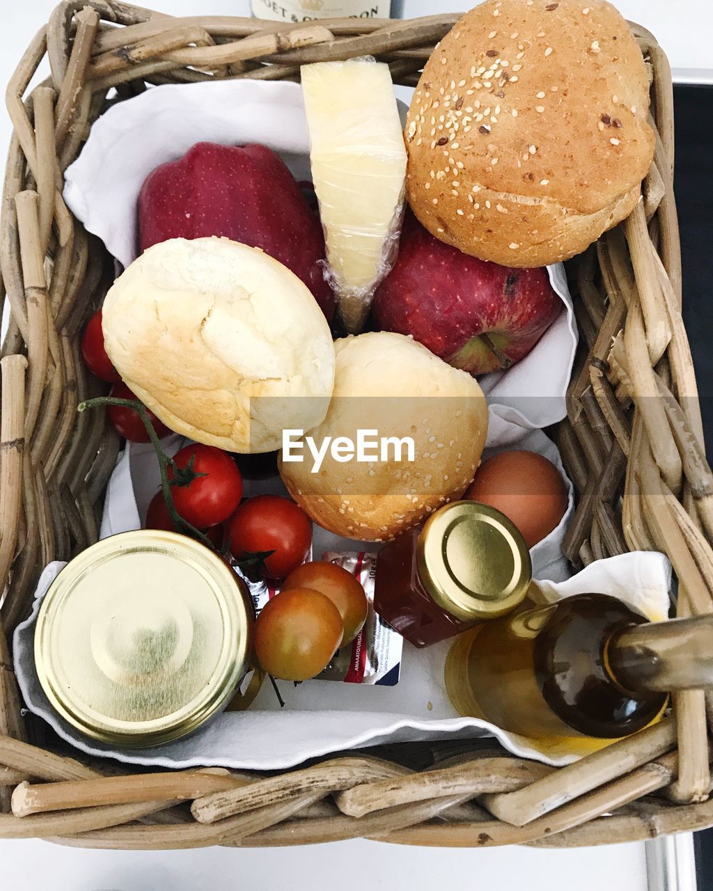 HIGH ANGLE VIEW OF DESSERT IN PLATE