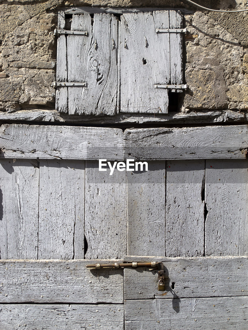 FULL FRAME SHOT OF WEATHERED DOOR