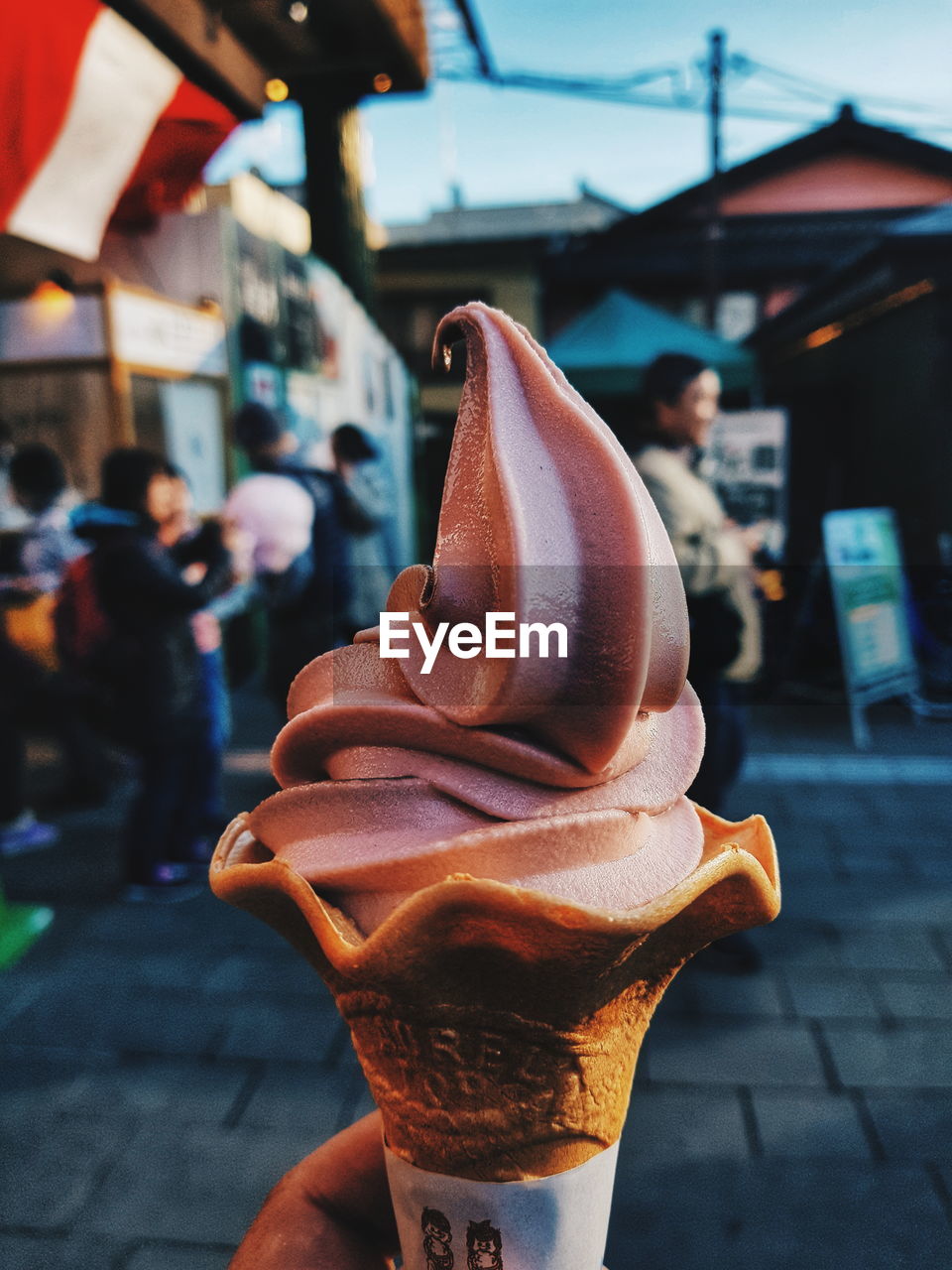 CLOSE-UP OF WOMAN HOLDING ICE CREAM