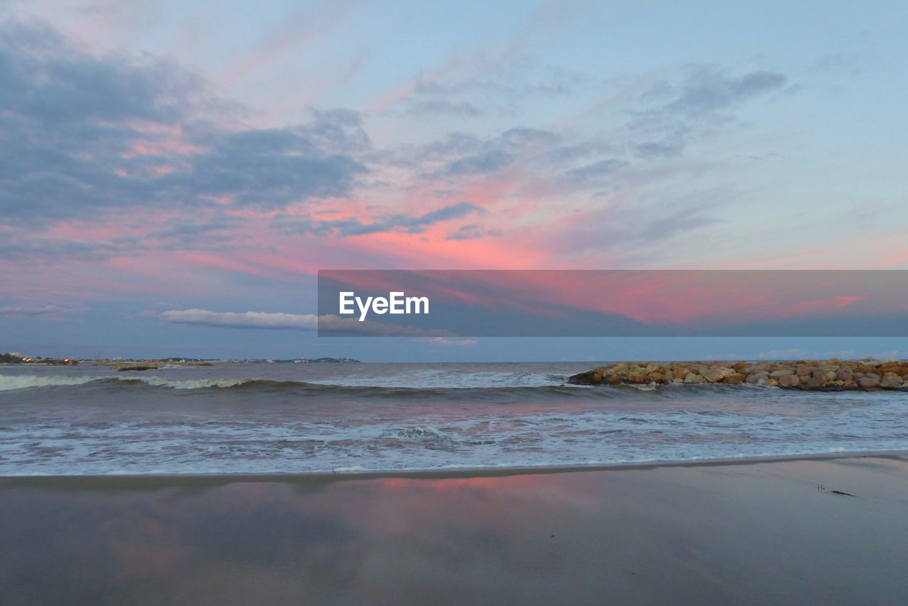 SCENIC VIEW OF SEA AGAINST SUNSET SKY