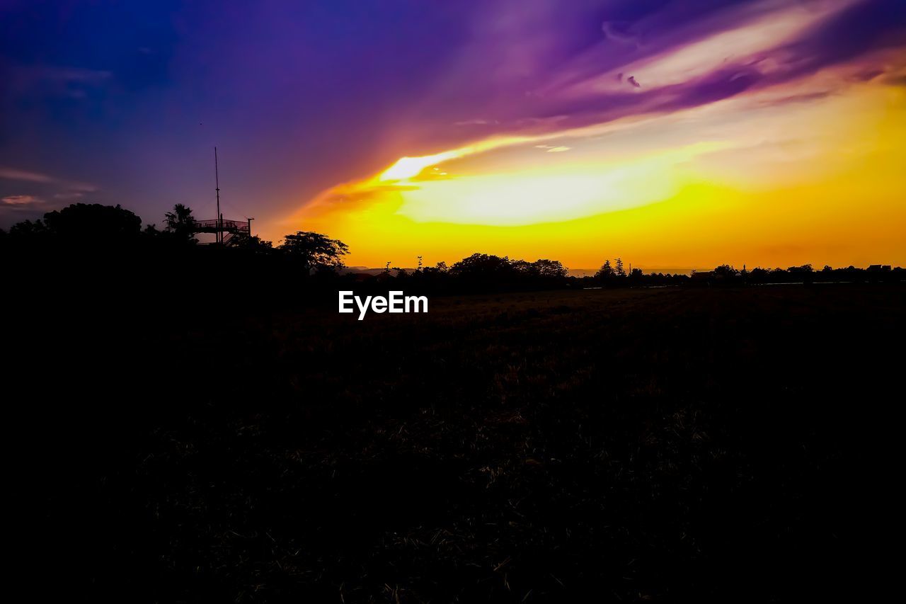 SCENIC VIEW OF DRAMATIC SKY OVER SILHOUETTE LANDSCAPE