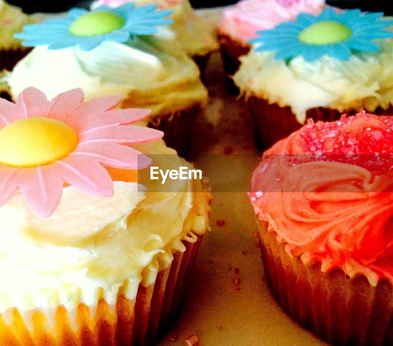 CLOSE-UP OF SWEET FOOD ON TABLE