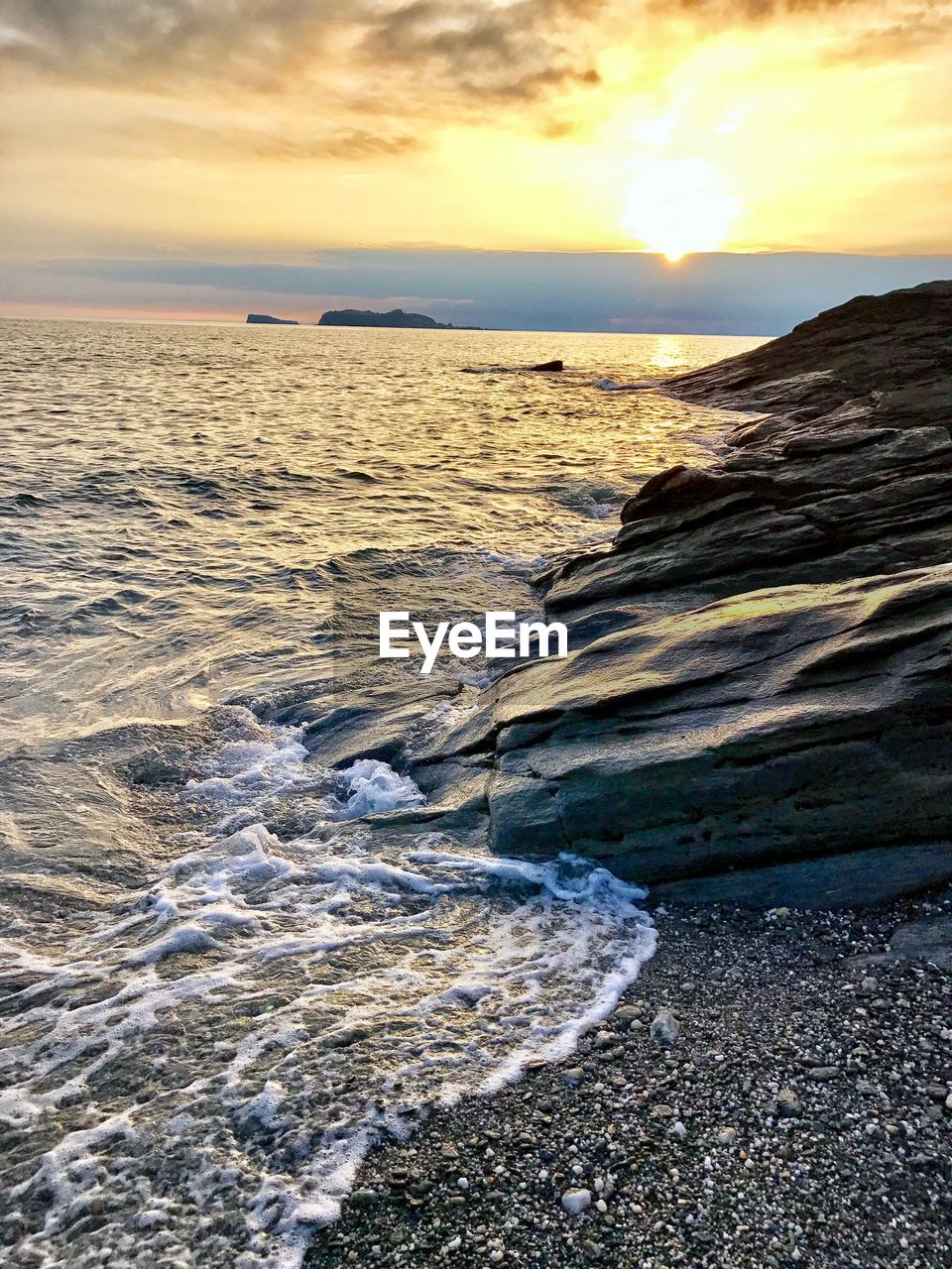 SCENIC VIEW OF SEA AGAINST SUNSET SKY