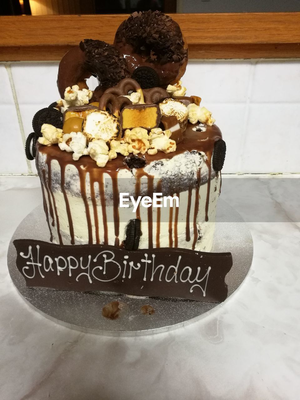 CLOSE-UP OF CHOCOLATE CAKE