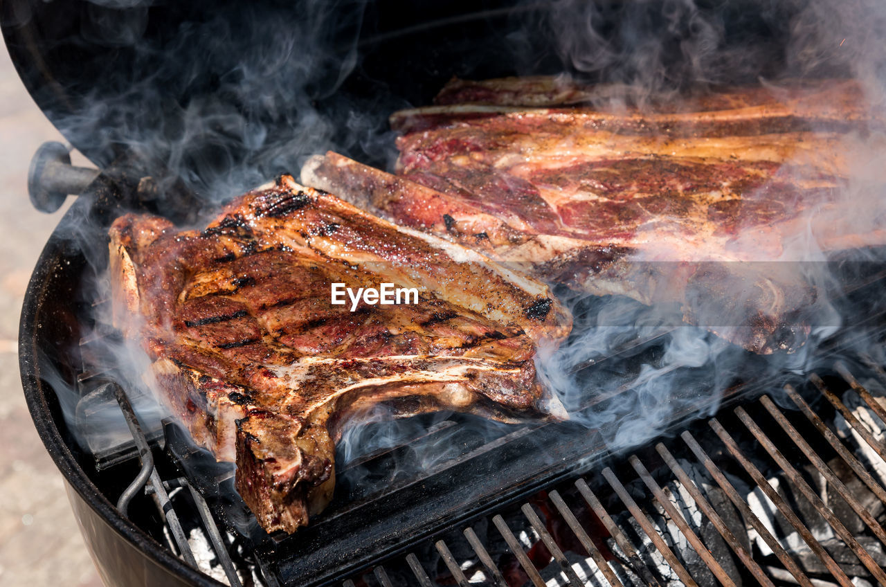 HIGH ANGLE VIEW OF FOOD ON BARBECUE