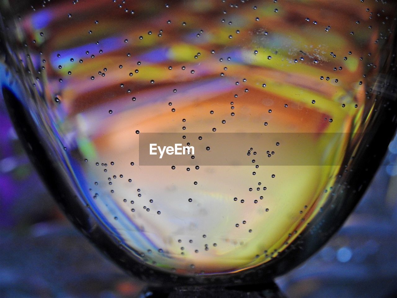 CLOSE-UP OF WATER IN DRINKING GLASS