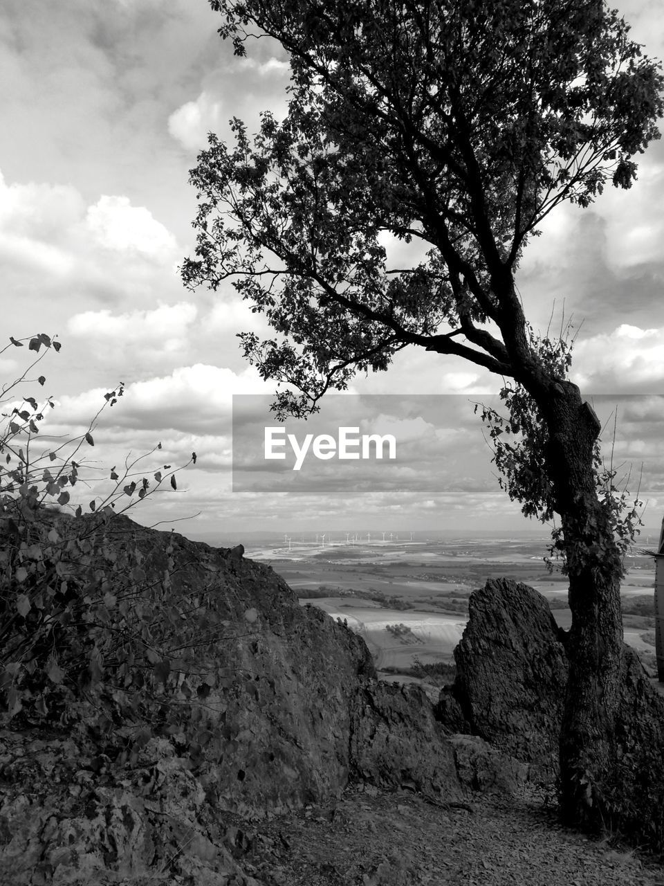 SCENIC VIEW OF ROCKS AGAINST SKY