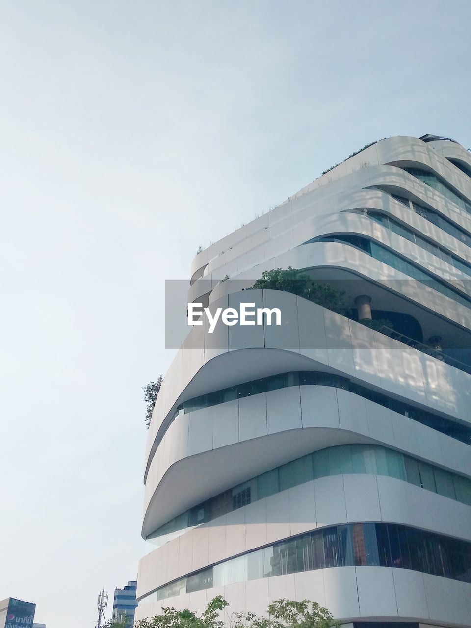 LOW ANGLE VIEW OF BUILT STRUCTURE AGAINST THE SKY