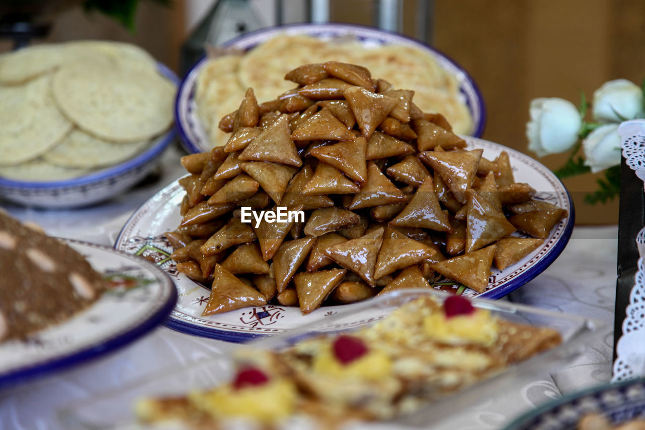 HIGH ANGLE VIEW OF DESSERT ON TABLE