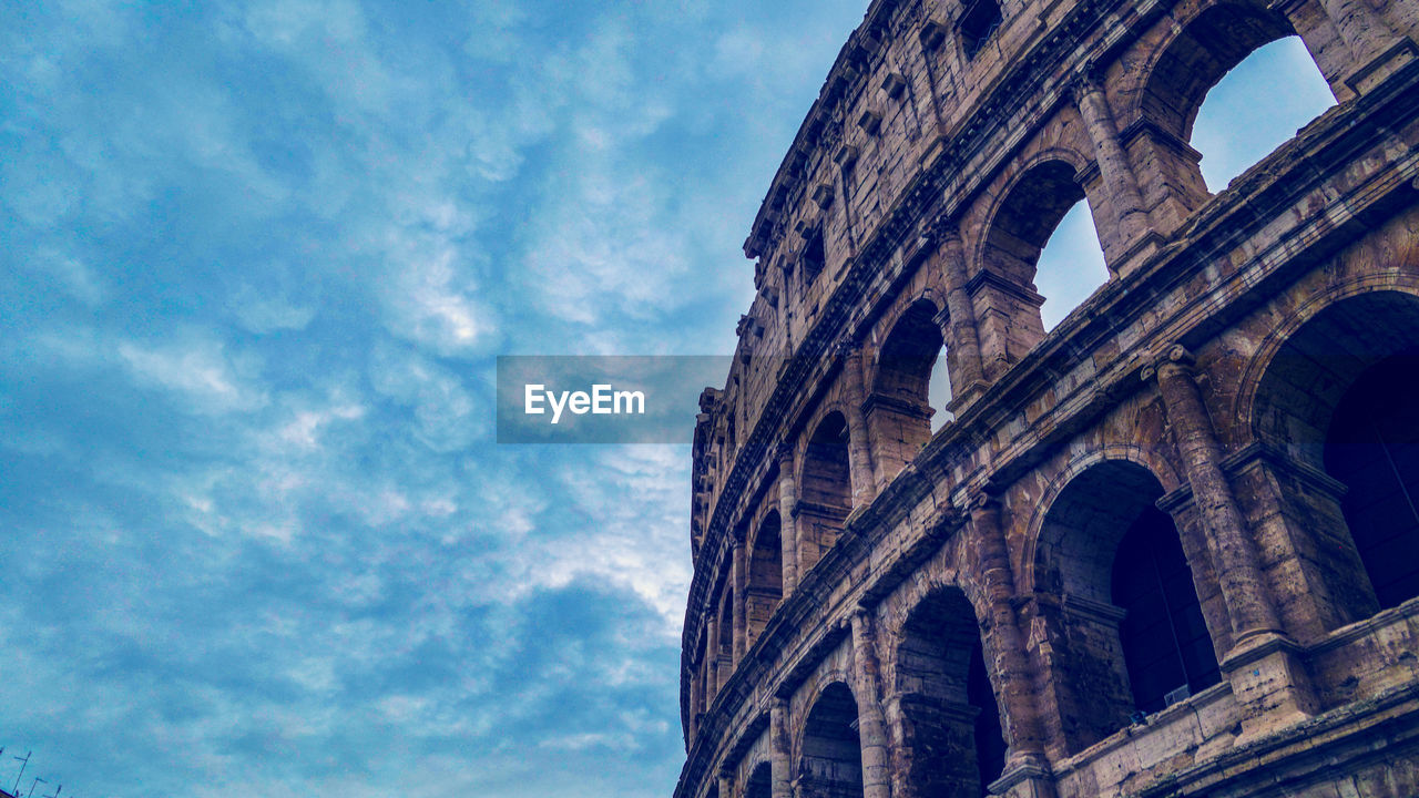 LOW ANGLE VIEW OF HISTORIC BUILDING AGAINST SKY