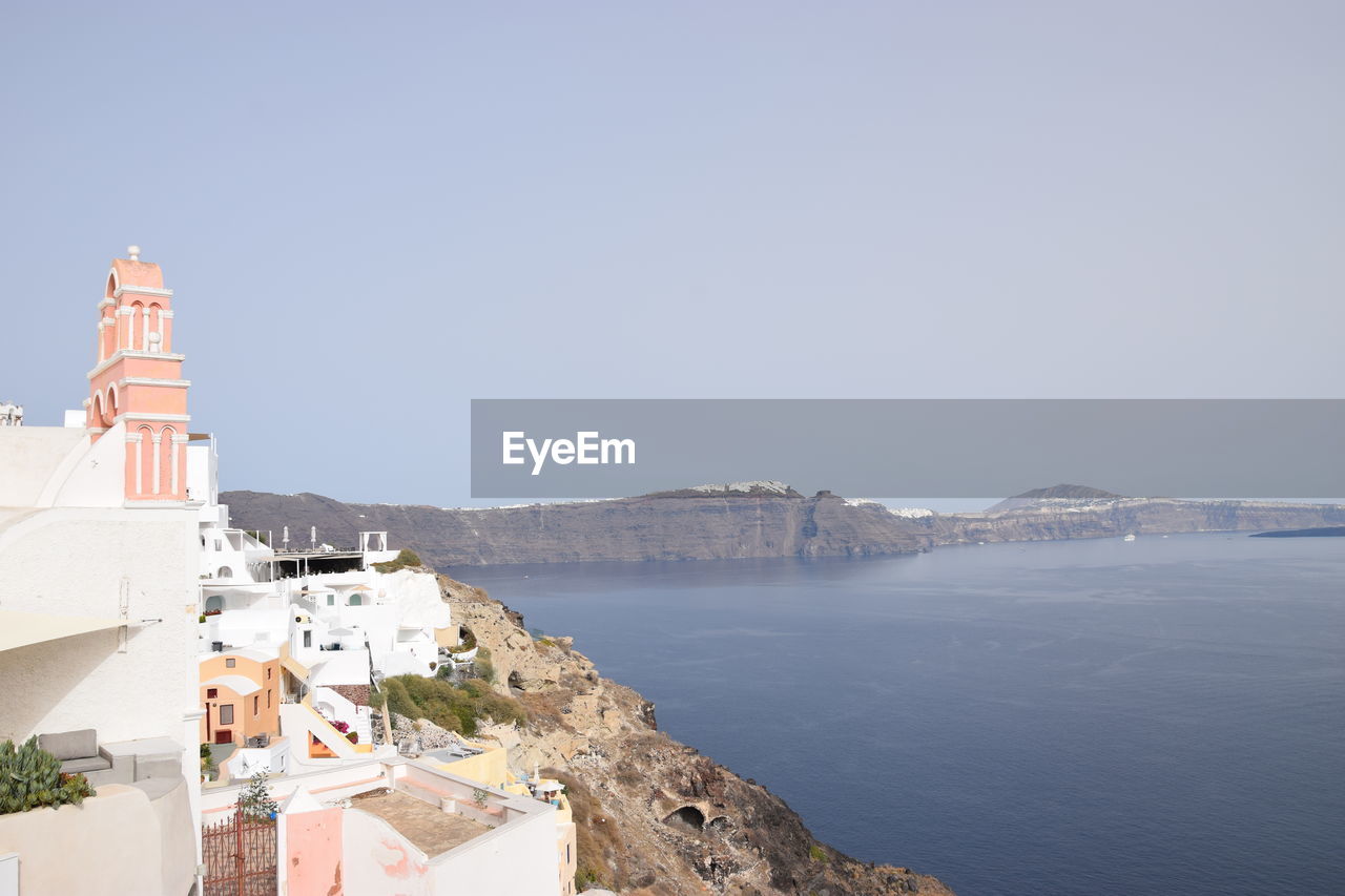 TOWNSCAPE BY SEA AGAINST SKY