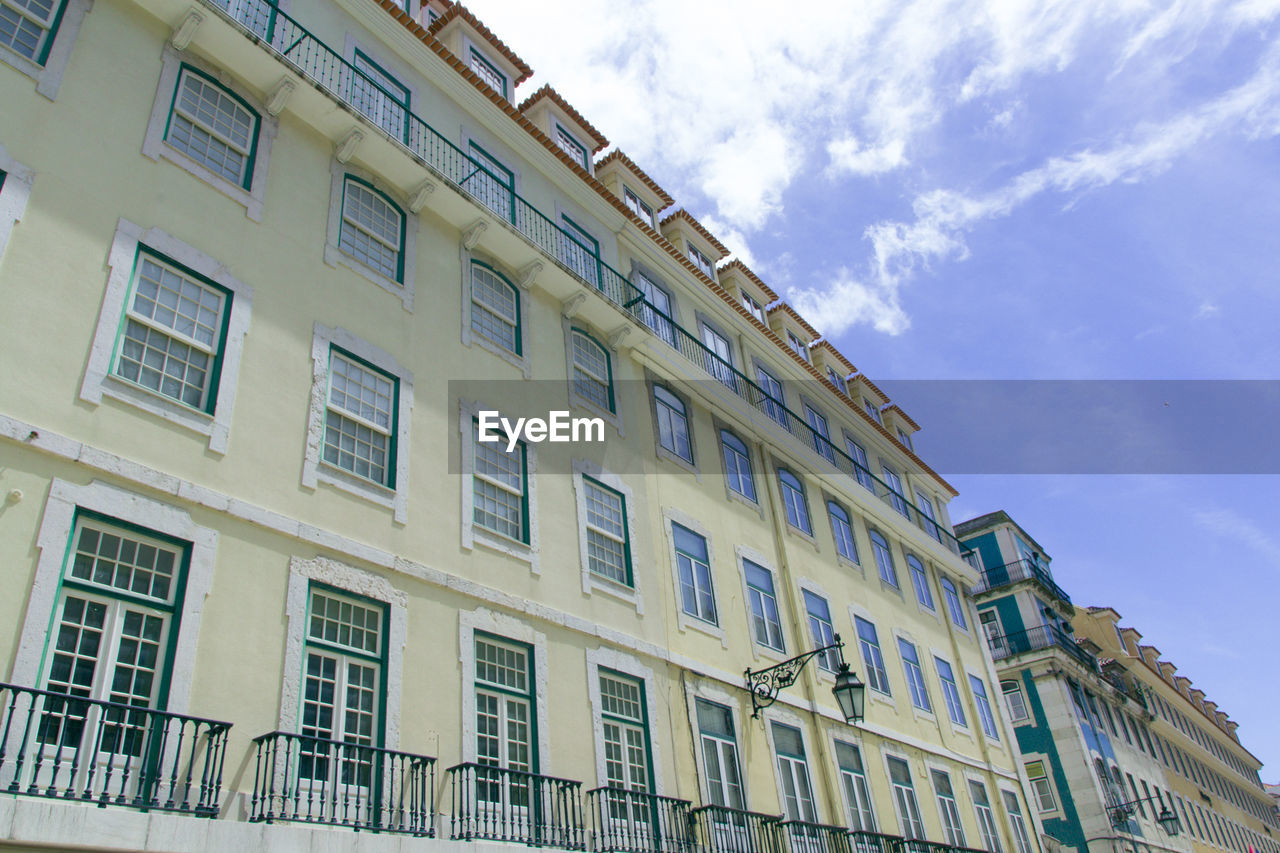 LOW ANGLE VIEW OF BUILDINGS AGAINST SKY