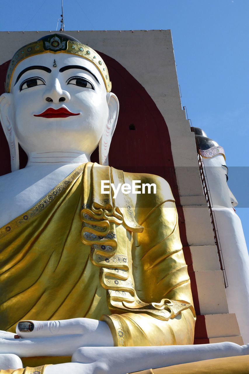 LOW ANGLE VIEW OF STATUE AGAINST TEMPLE AGAINST SKY