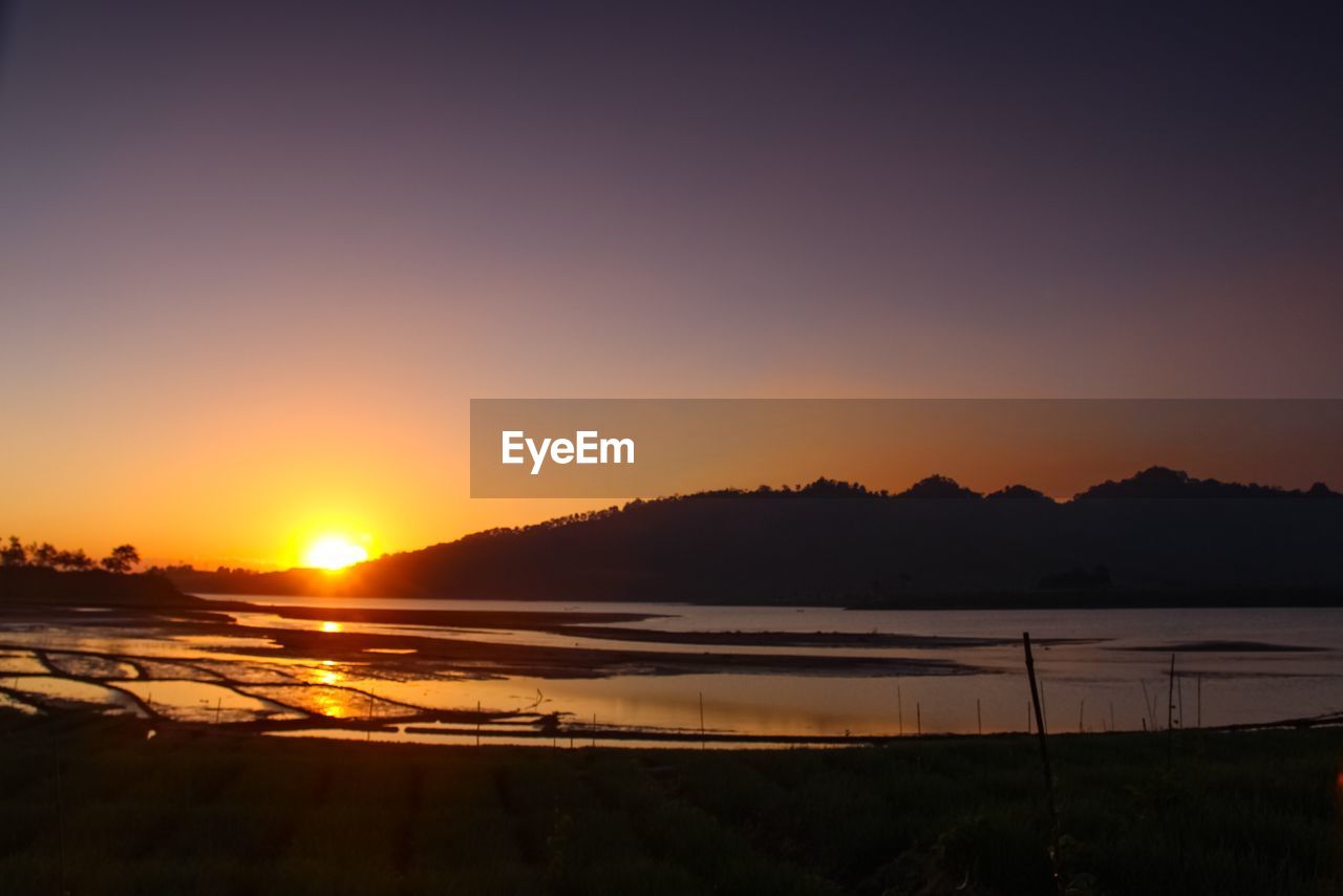 SCENIC VIEW OF SILHOUETTE MOUNTAIN AGAINST SKY DURING SUNSET