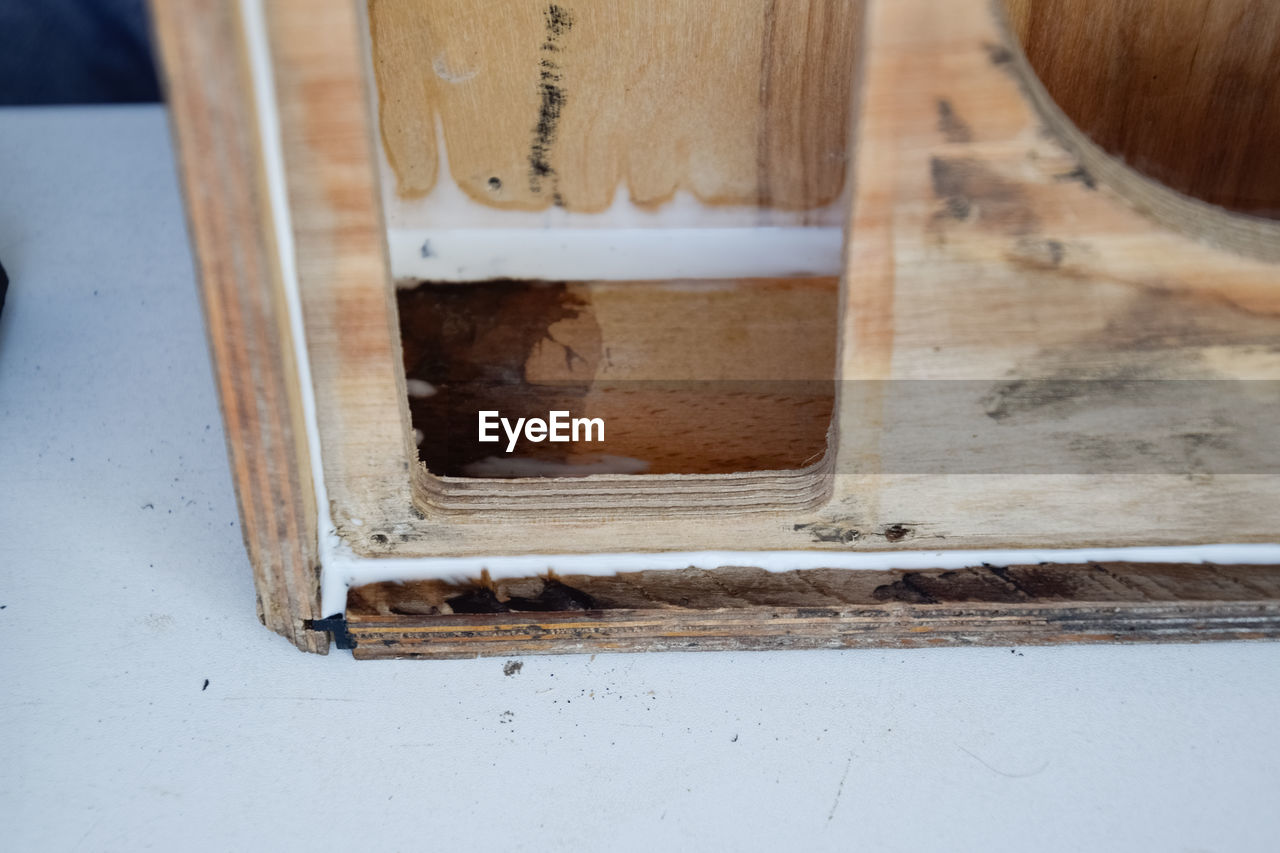 HIGH ANGLE VIEW OF ICE CREAM IN CONTAINER ON WOOD