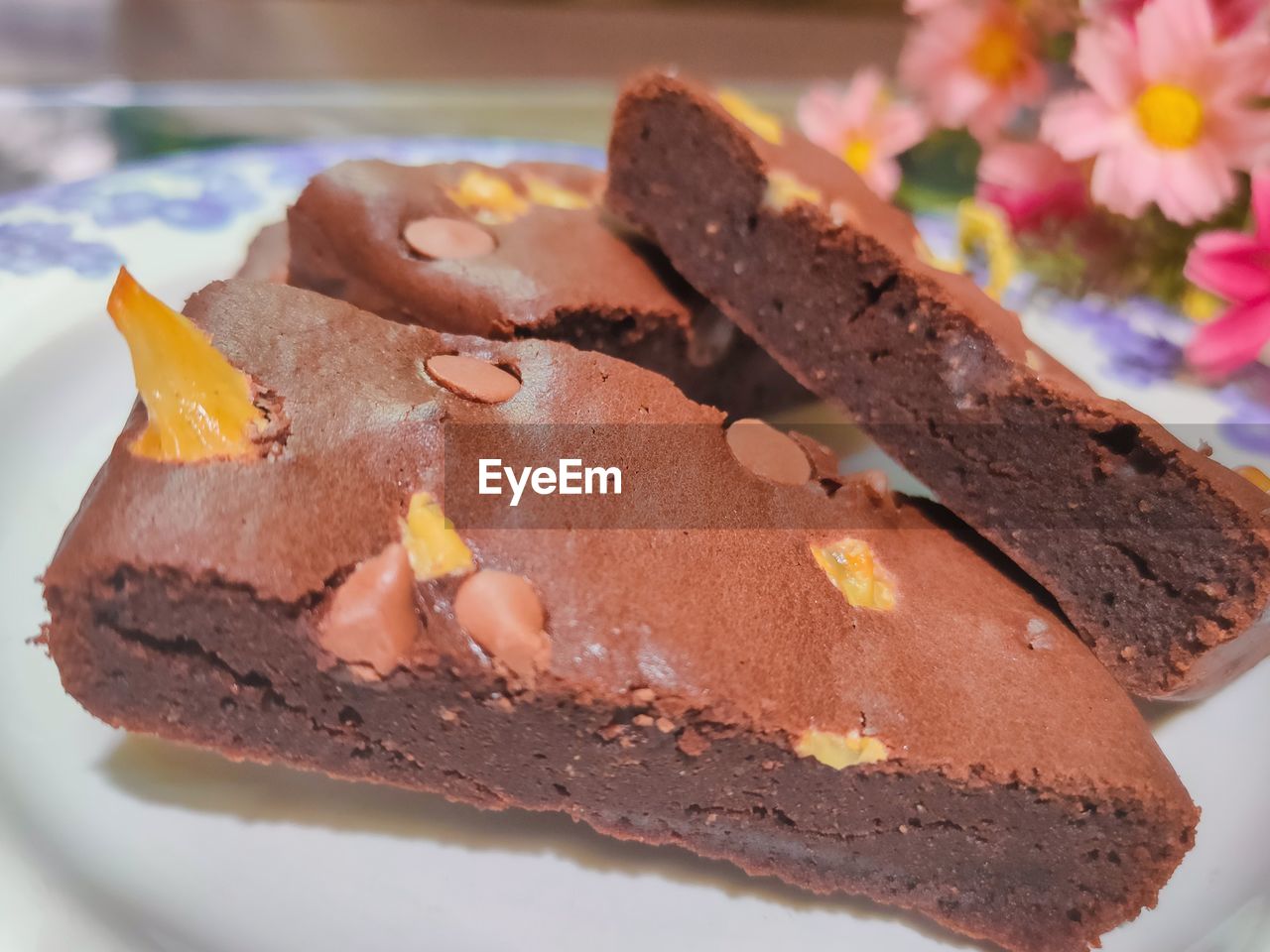 CLOSE-UP OF CAKE IN PLATE