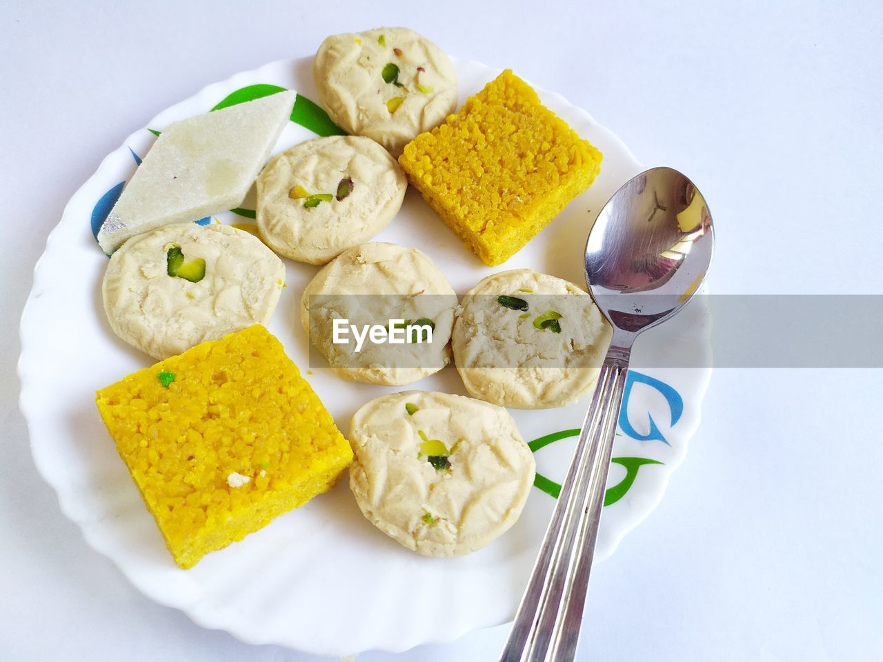 HIGH ANGLE VIEW OF BREAKFAST SERVED IN PLATE