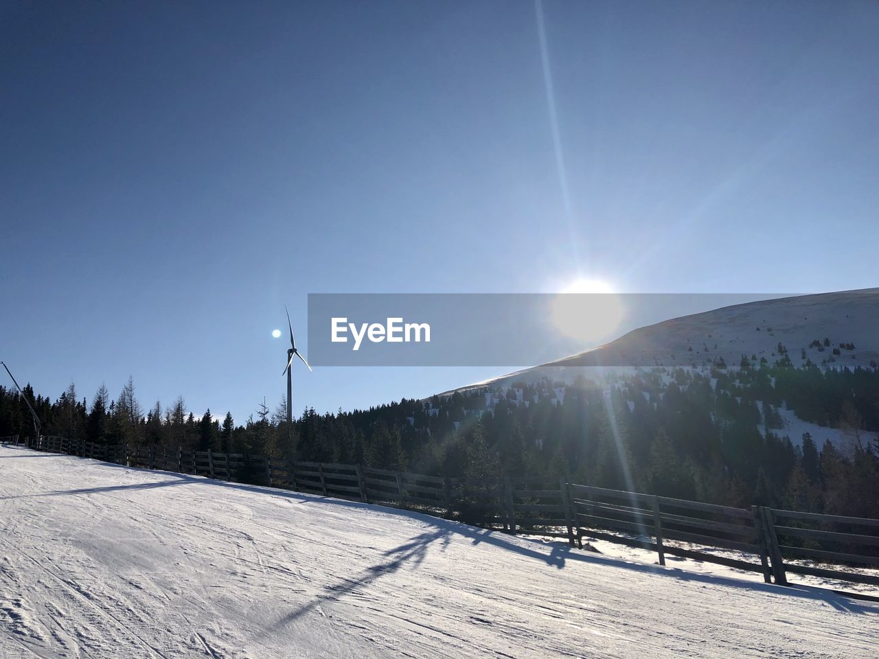 SNOW COVERED MOUNTAINS AGAINST SKY ON SUNNY DAY