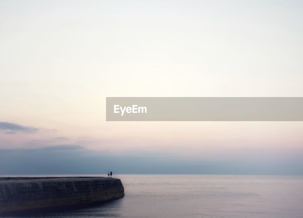 BOAT IN SEA AGAINST SKY DURING SUNSET