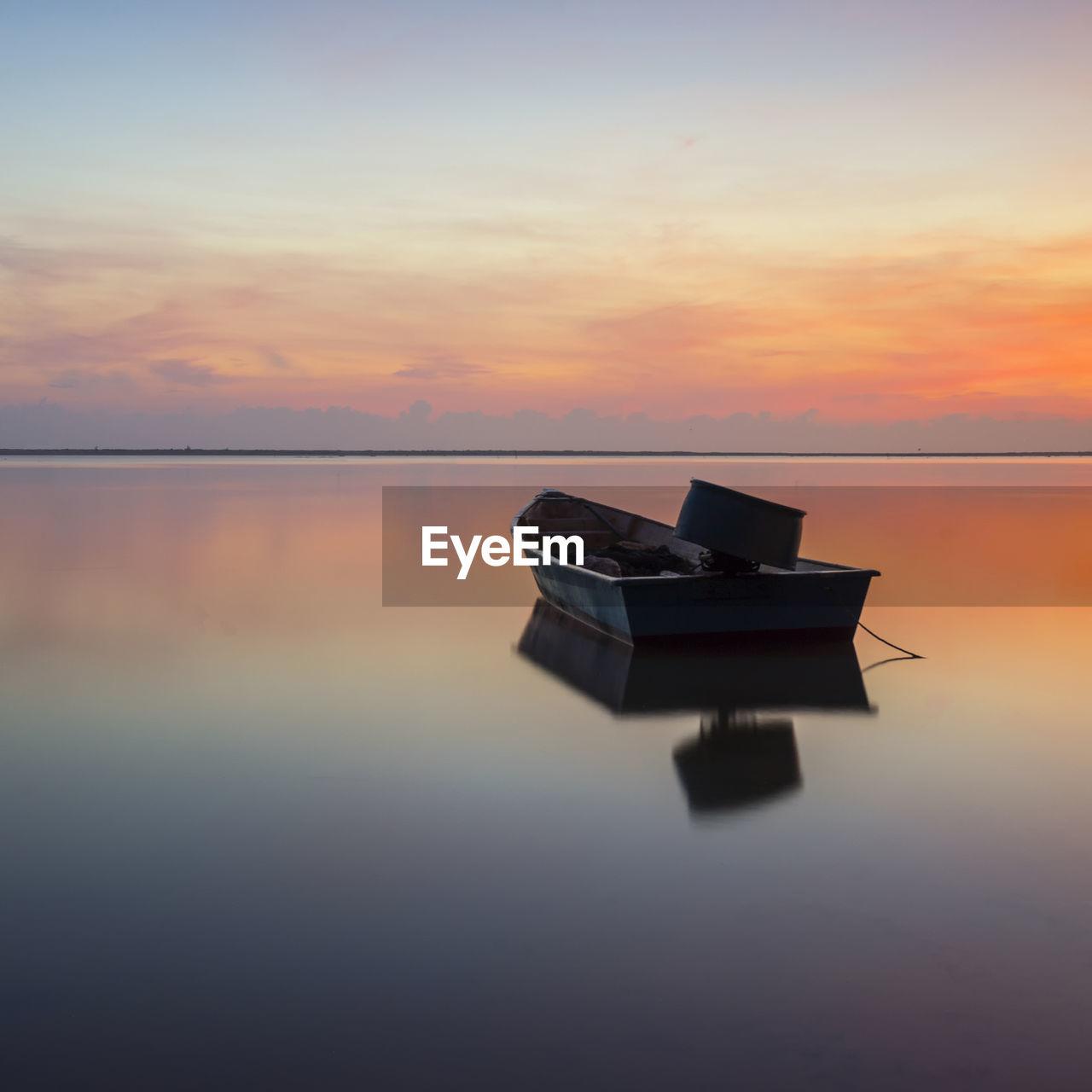 BOAT IN SEA AGAINST SKY DURING SUNSET