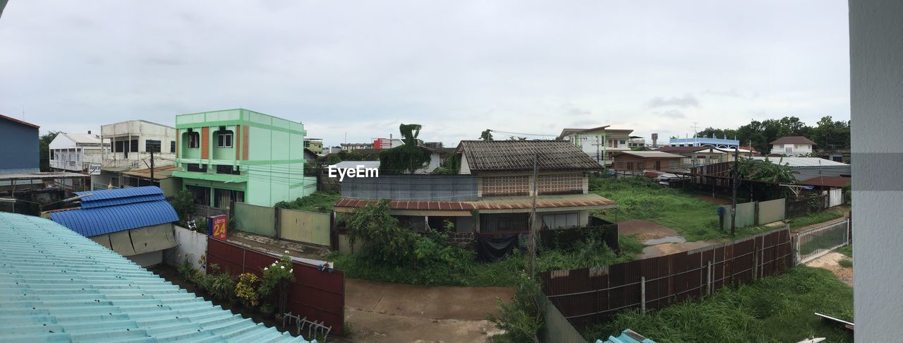 HIGH ANGLE VIEW OF BUILDINGS AND HOUSES AGAINST SKY