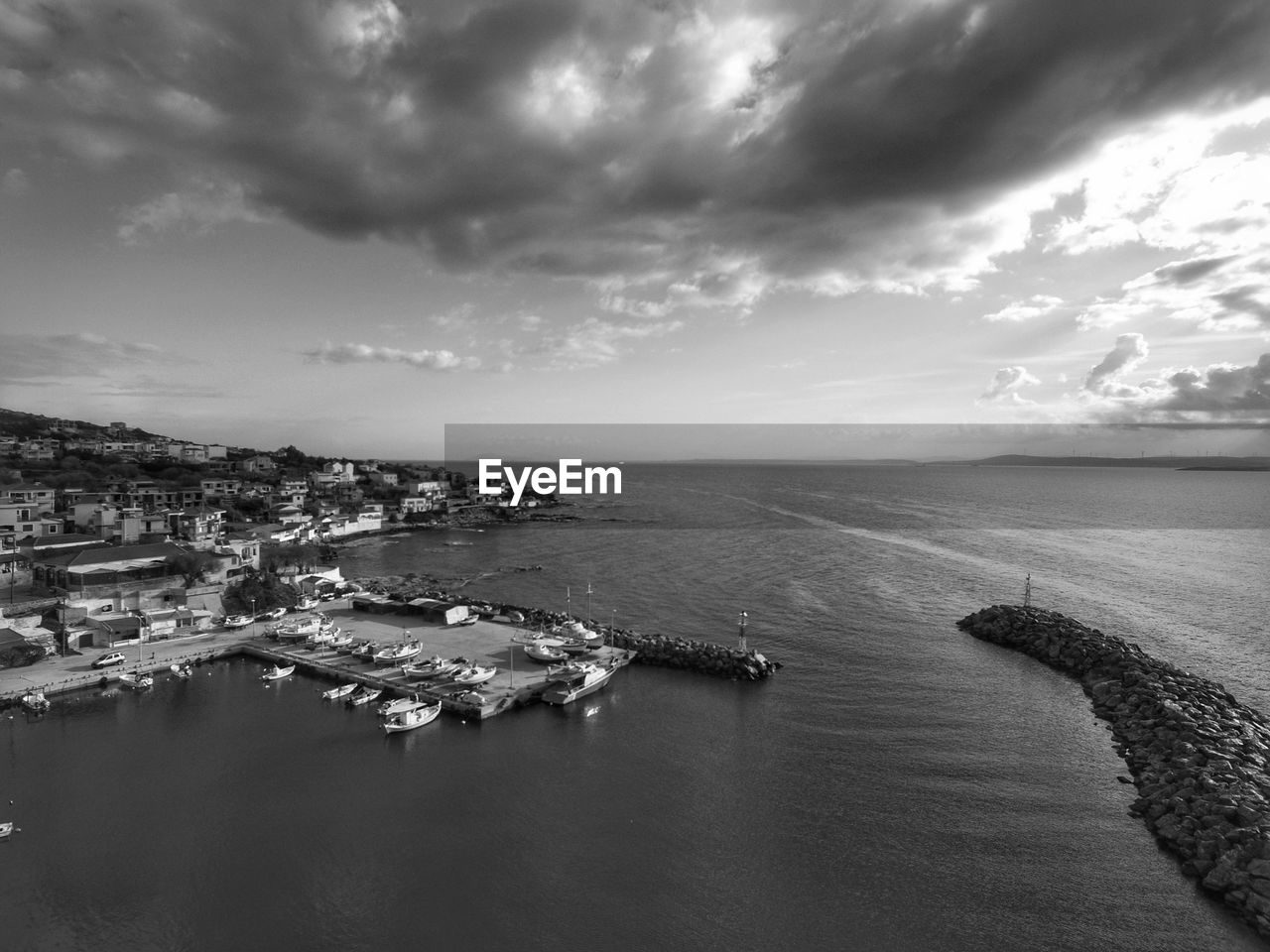 PANORAMIC SHOT OF SEA AGAINST SKY