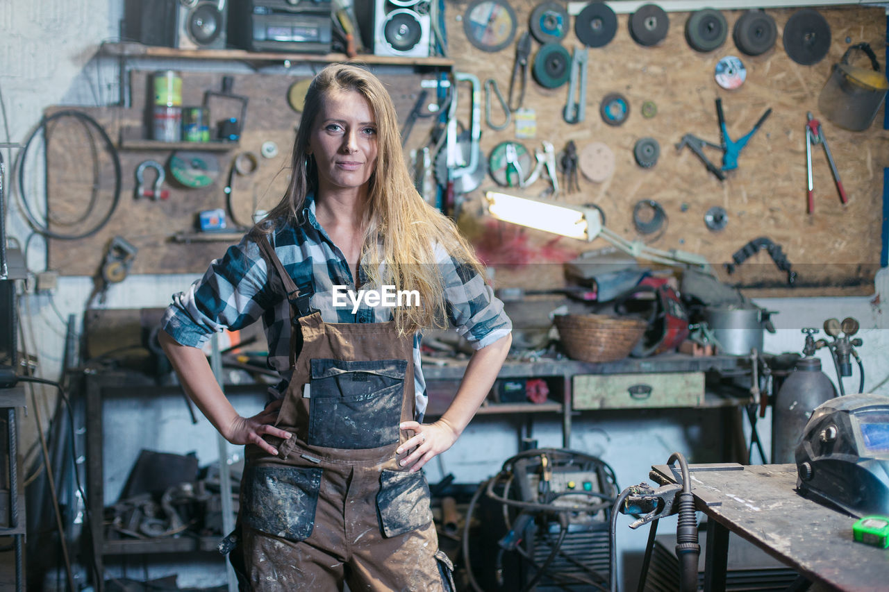 PORTRAIT OF A WOMAN STANDING IN THE DARK ROOM