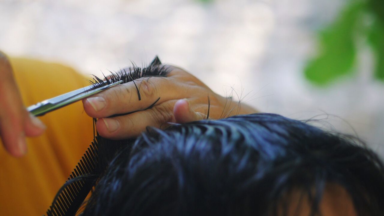 CLOSE-UP OF WOMAN HANDS