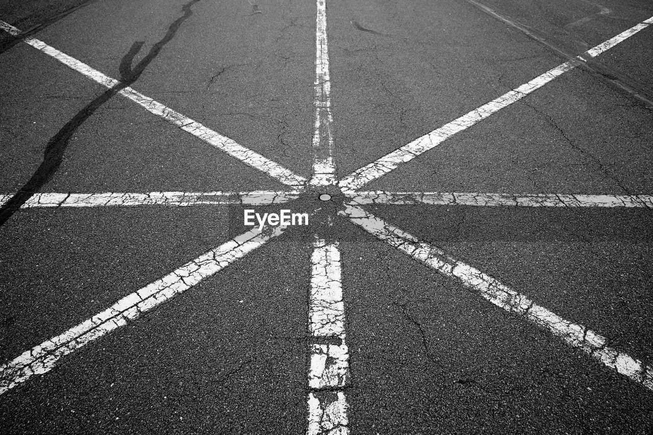 line, marking, road marking, symbol, road, sign, black and white, transportation, black, monochrome, no people, high angle view, day, monochrome photography, white, guidance, city, street, outdoors, pattern, asphalt, lane, communication