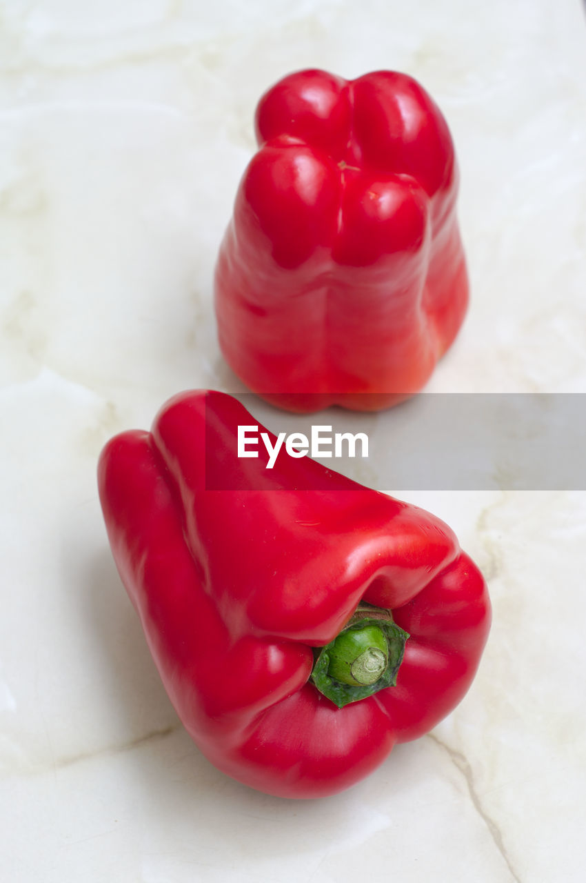 HIGH ANGLE VIEW OF RED BELL PEPPER ON TABLE