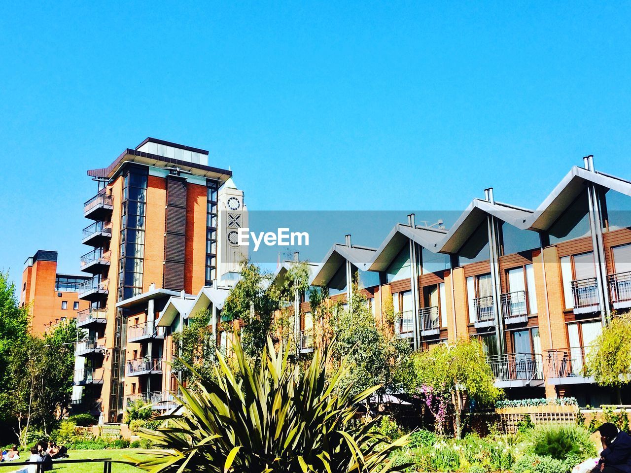 LOW ANGLE VIEW OF BUILDINGS AGAINST SKY