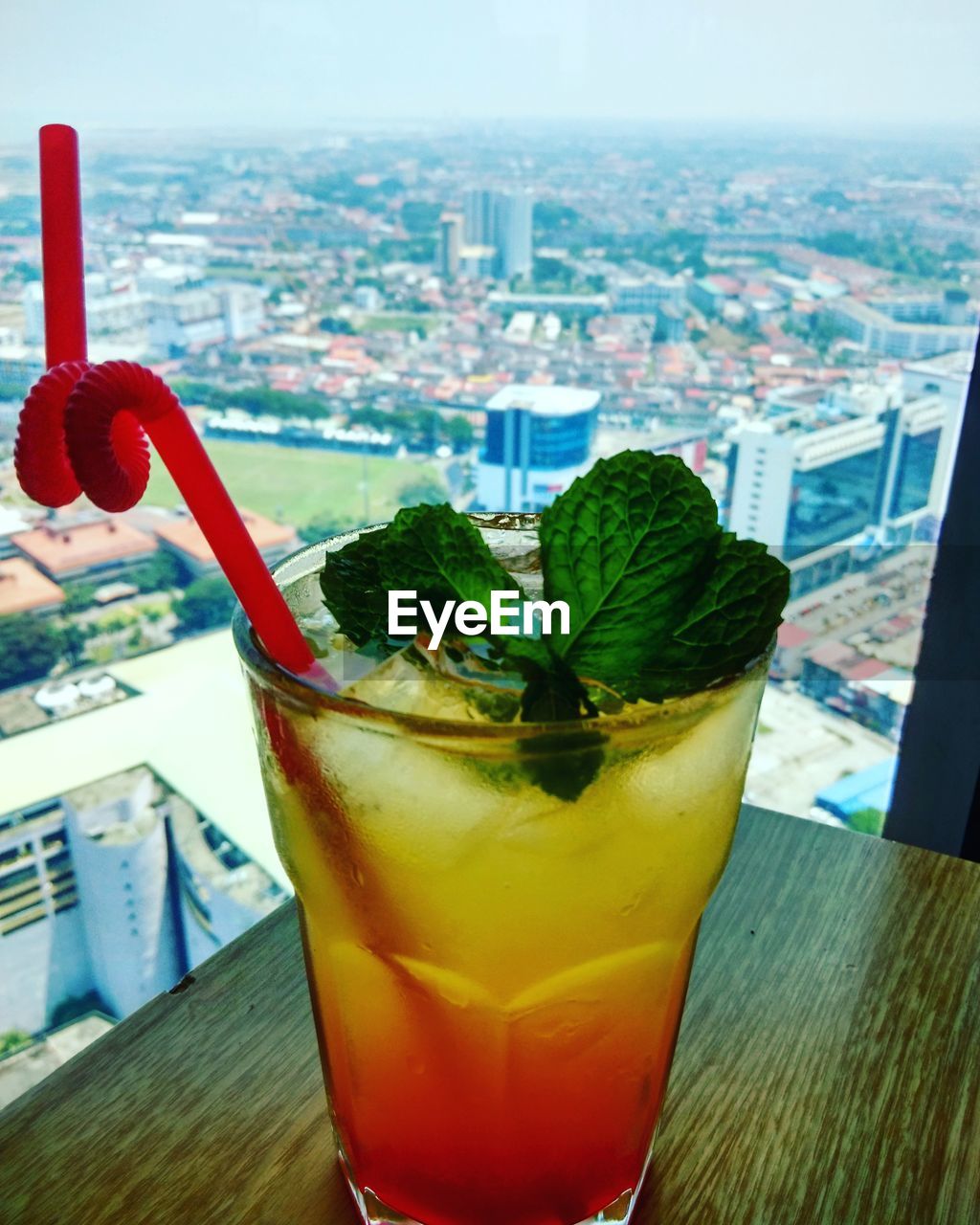 CLOSE-UP OF DRINK SERVED ON TABLE