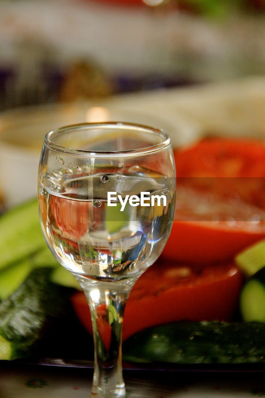 CLOSE-UP OF BEER IN GLASS