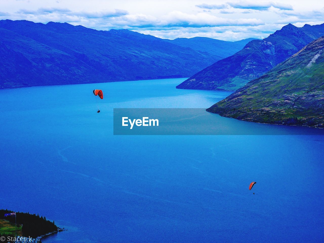 SCENIC VIEW OF SEA AGAINST MOUNTAIN