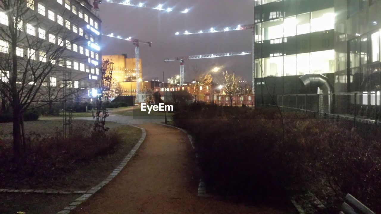 VIEW OF ILLUMINATED BUILDINGS IN CITY AT NIGHT