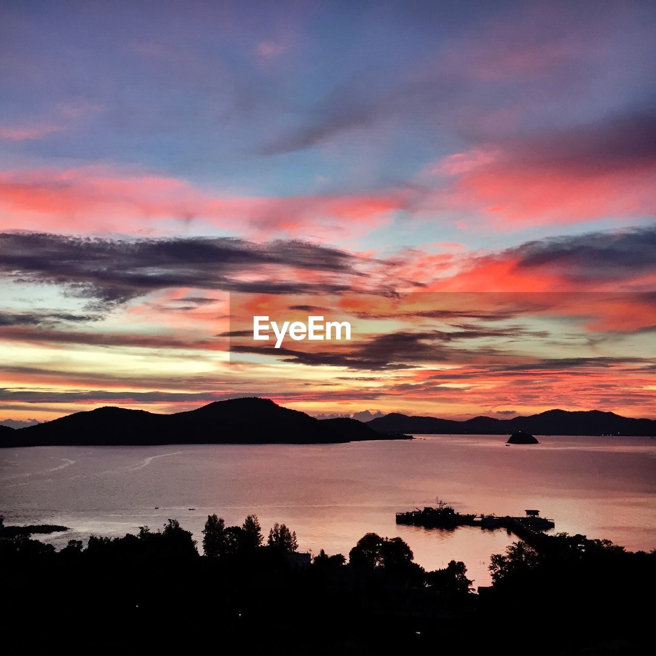 SCENIC VIEW OF SEA AGAINST SUNSET SKY