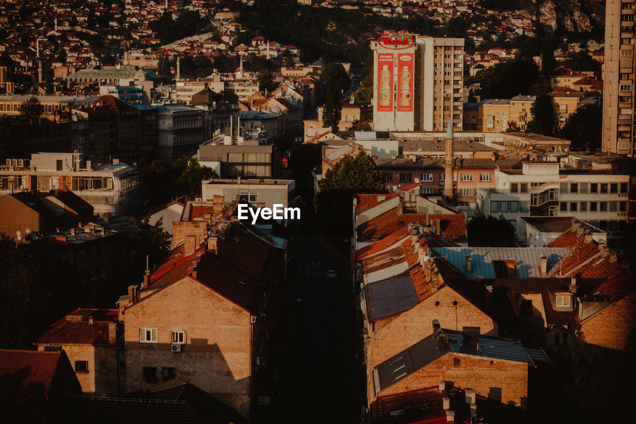 HIGH ANGLE VIEW OF TOWNSCAPE AGAINST BUILDINGS IN CITY