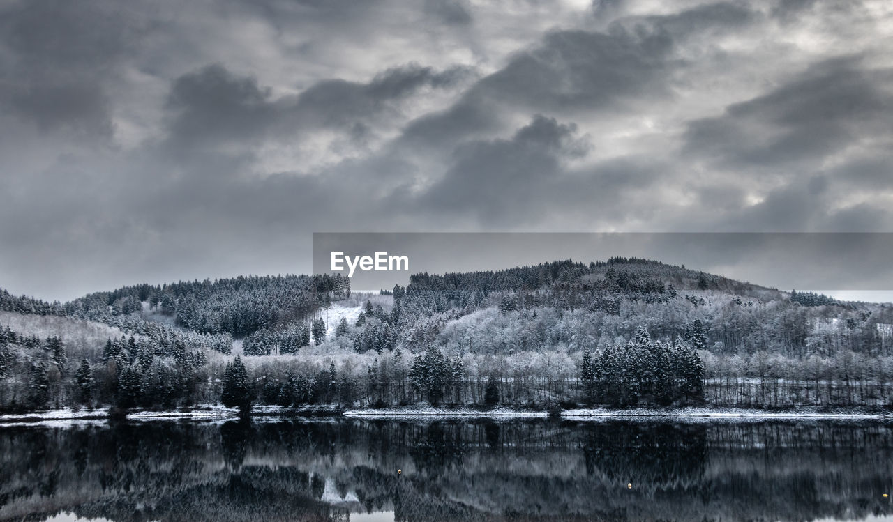 PANORAMIC VIEW OF LAKE AGAINST SKY