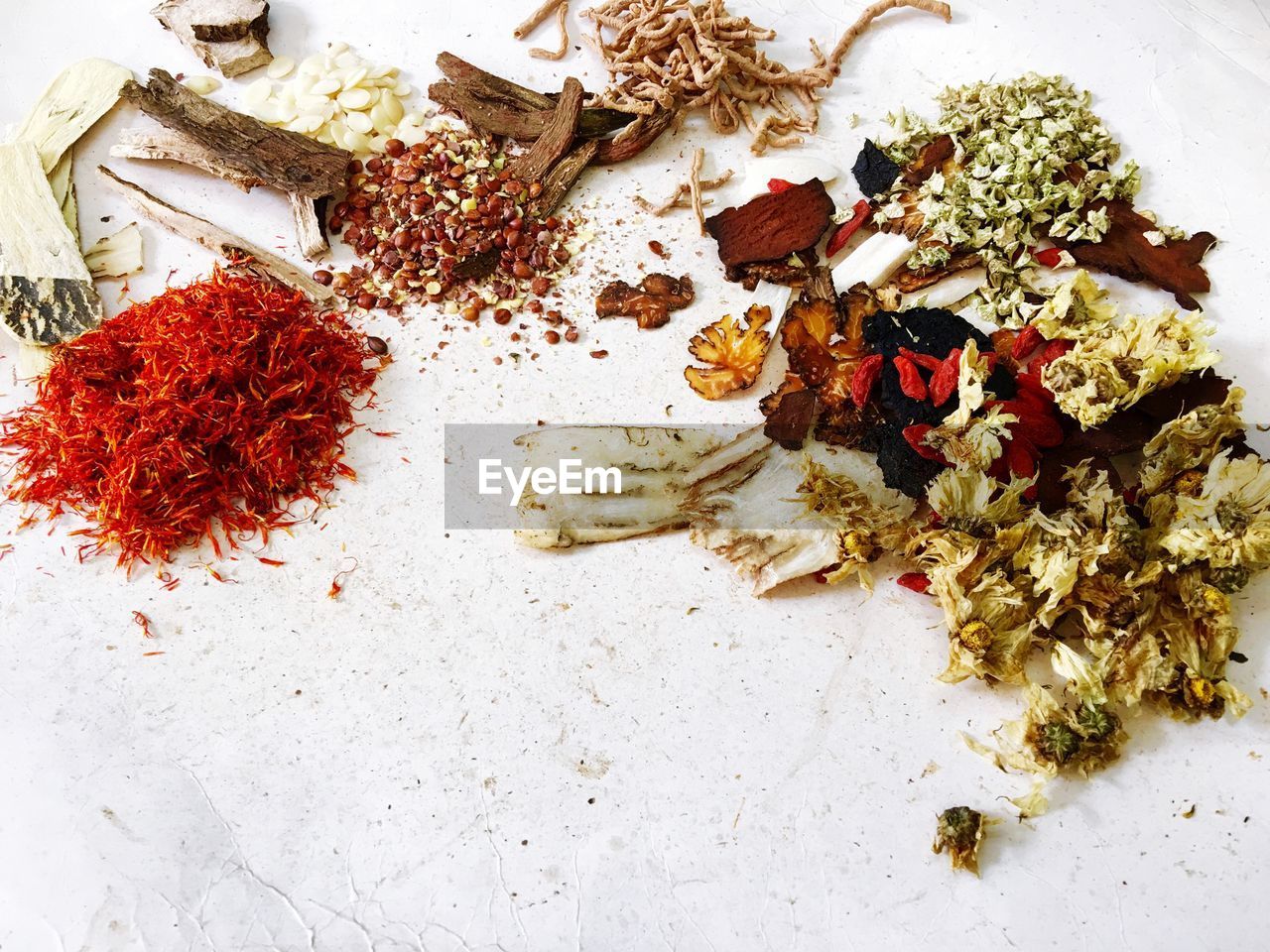 HIGH ANGLE VIEW OF VEGETABLES ON WHITE