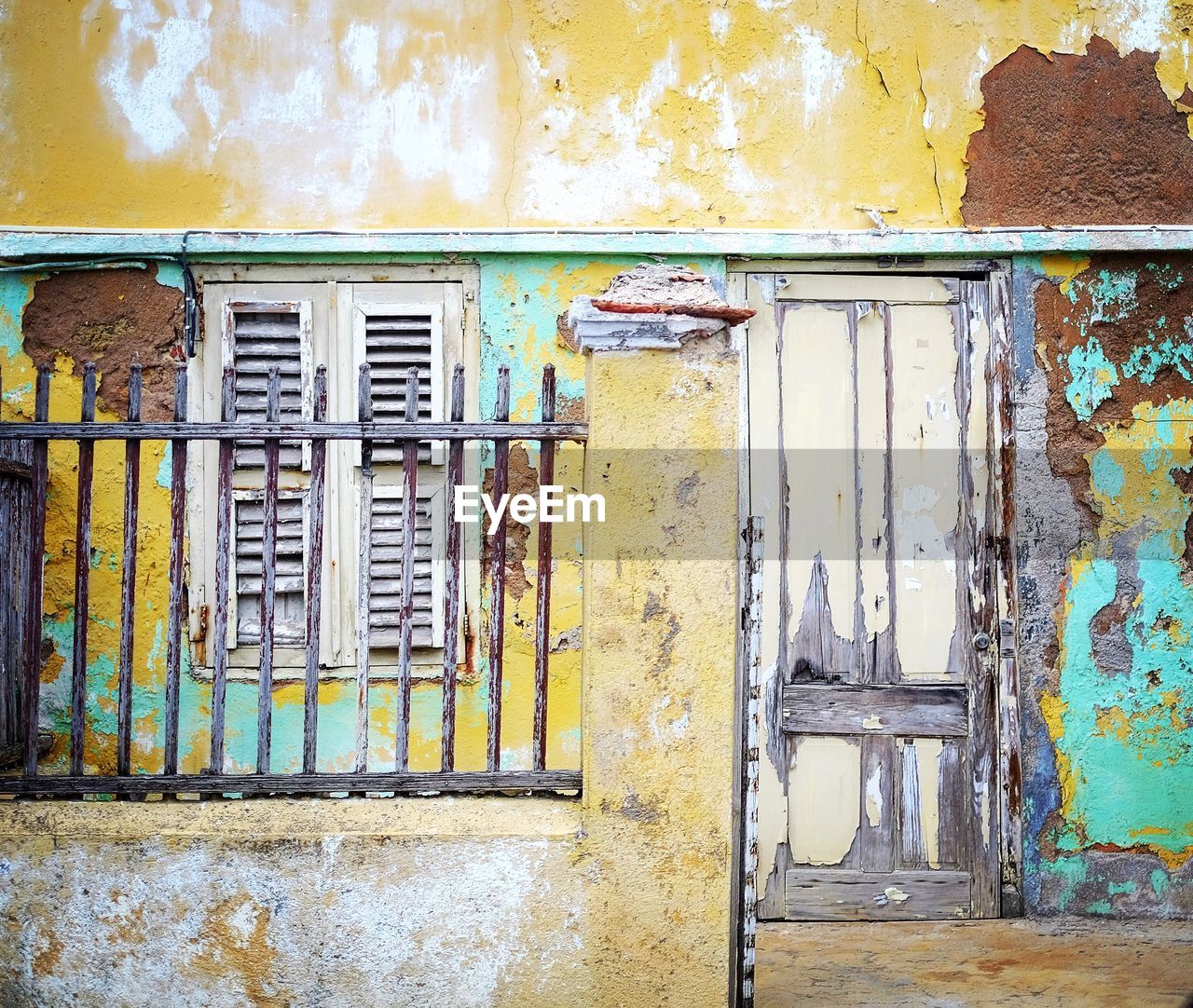 CLOSE-UP OF CLOSED DOORS