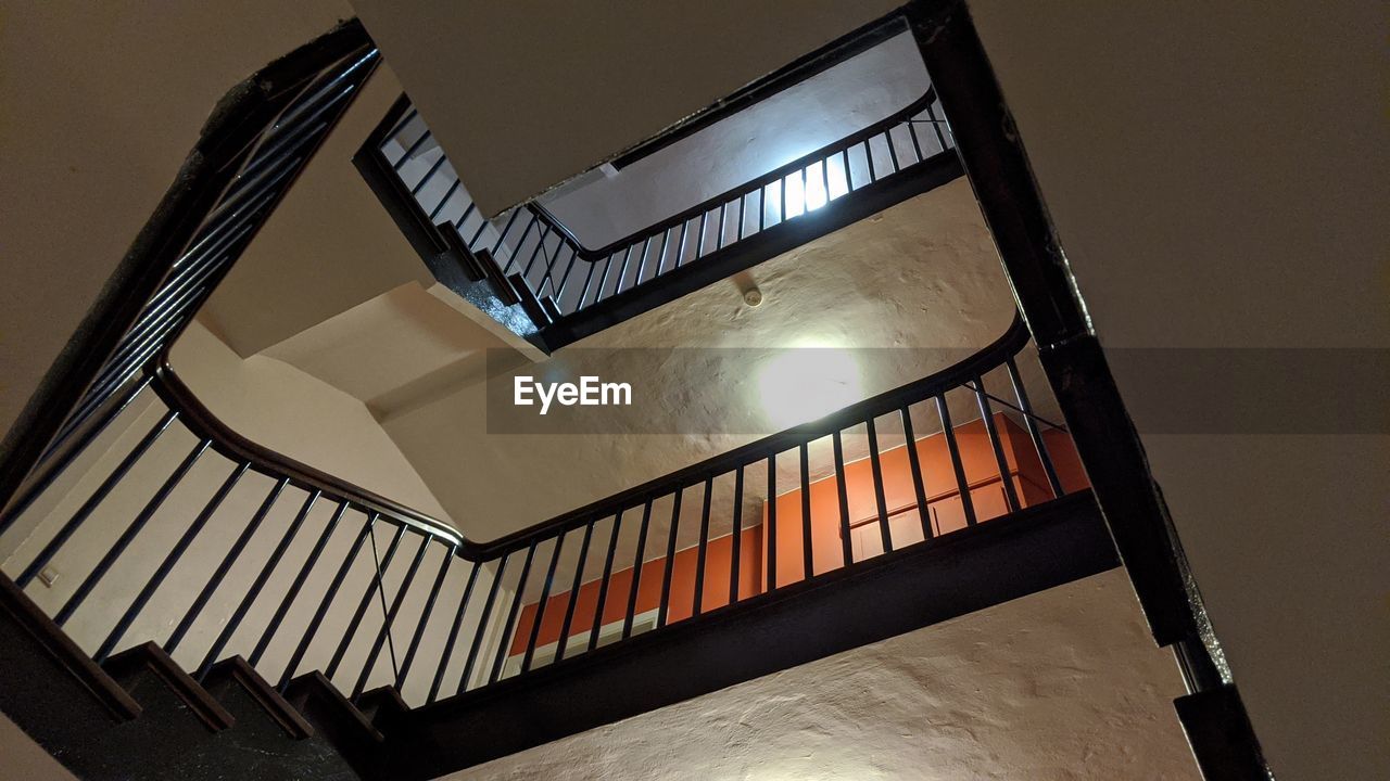 HIGH ANGLE VIEW OF SPIRAL STAIRCASE AT HOME