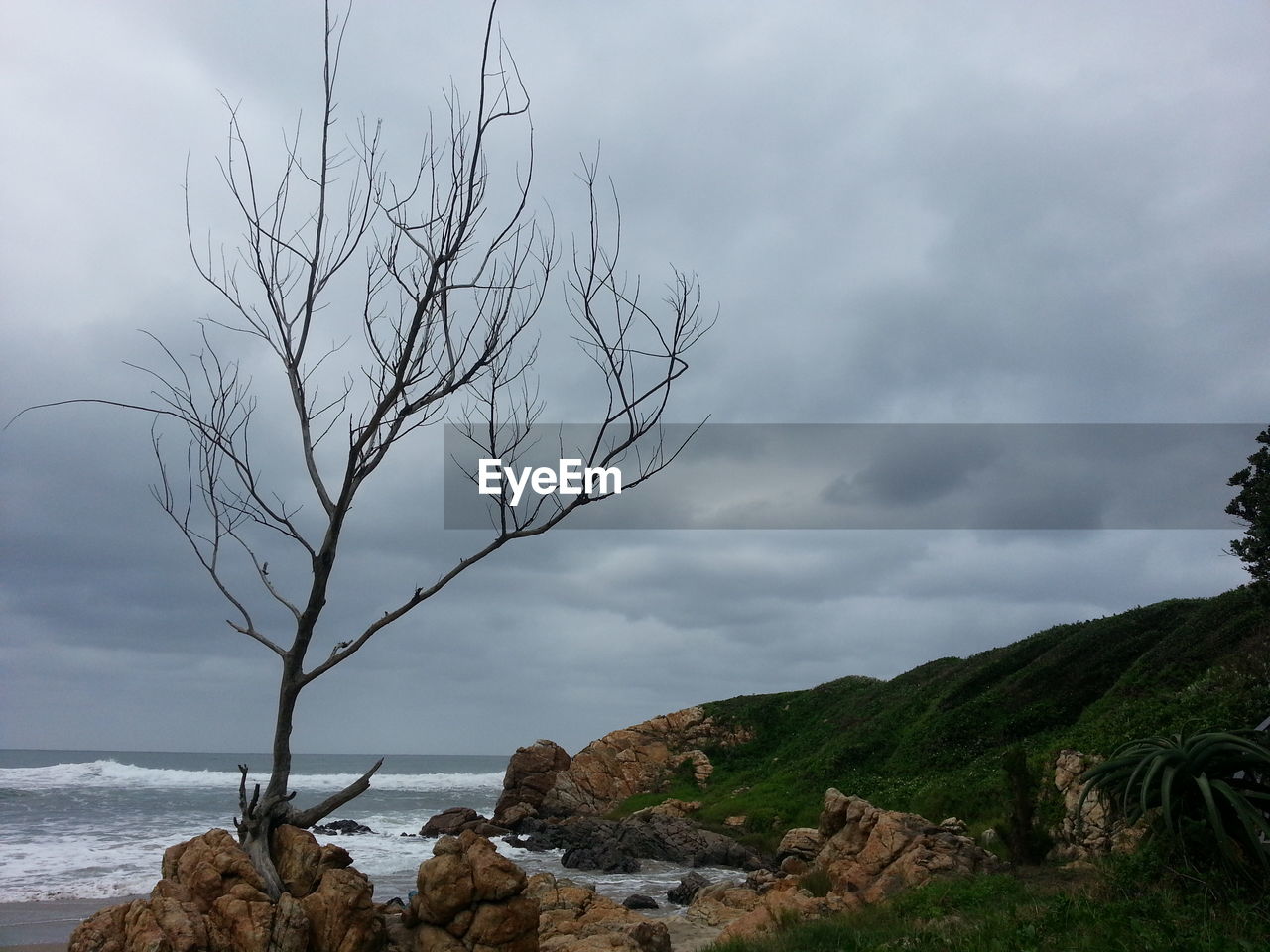 VIEW OF SEA AGAINST CLOUDY SKY